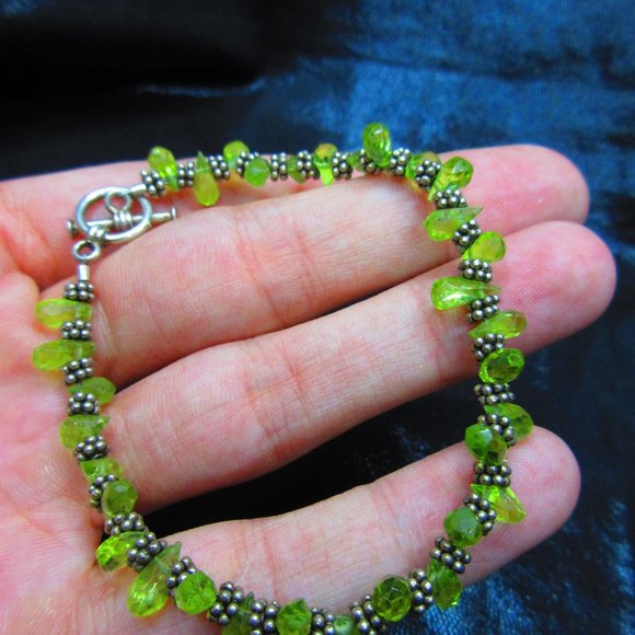 Faceted Peridot Teardrops & Dotted Rondelles Beaded Bracelet With Toggle Clasp - Picture 6 of 6